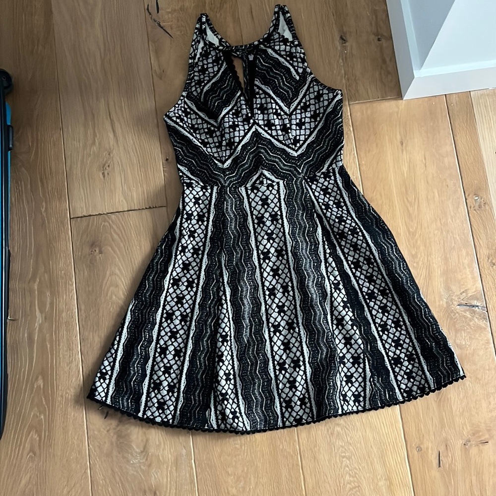 Mini dress, cut out in the front